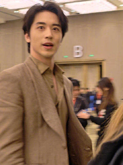 许魏洲棕色套装亮相温柔打招呼