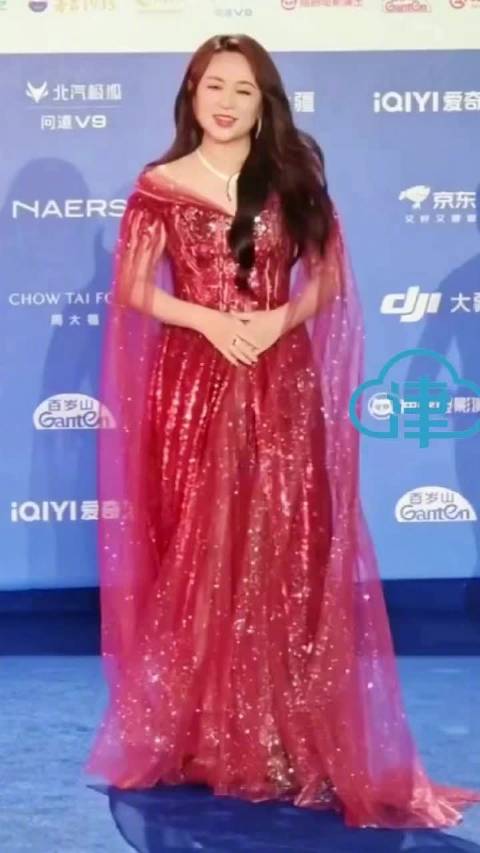 马丽红裙亮相北京电影节开幕式，波光粼粼惊艳全场