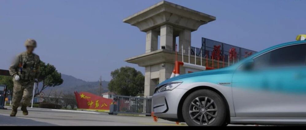 加速冲向部队大门，随即一个猛刹停车，网约车司机立功了！