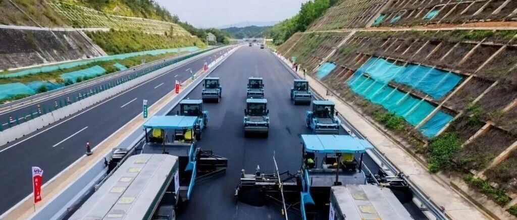 “无人驾驶铺路”再现硬核场景！汕梅高速改扩建项目启用智能摊铺机群