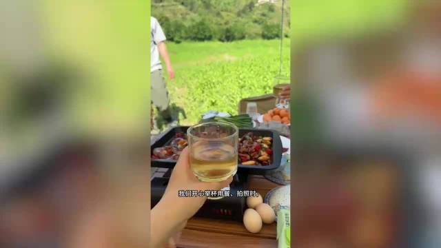 女子野餐时一头牛突然闯入