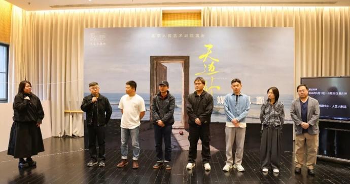 再现奥尼尔笔下理想与现实的矛盾，人艺新剧《天边外》直击当代人困境
