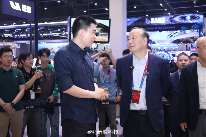 曾毓群到访理想展台