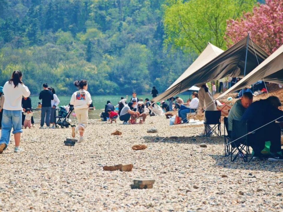 龙乡双范溪流营地