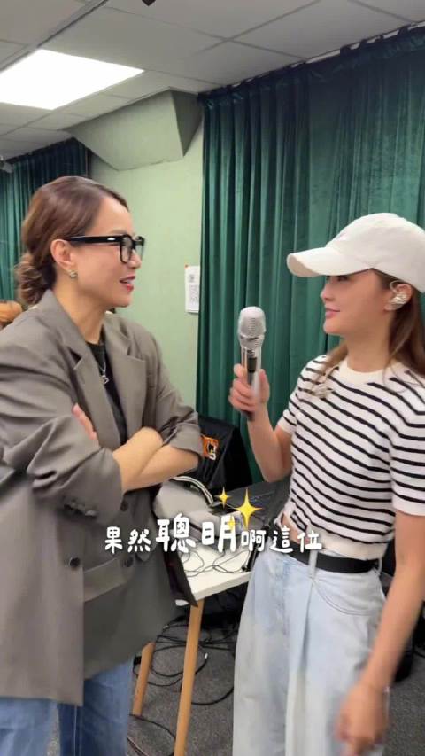 阿娇送阿Sa超闪钻石项链 并亲自为她戴上