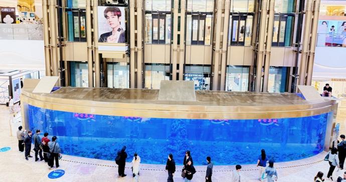 真鱼游得美，假鱼玩得花！上海商场水族馆上演“无间道”！小朋友抢着互动