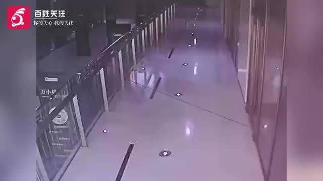 上海一男子进理发店扔法拉利钥匙炫富 染发后借口上厕所一去不返