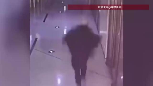男子进理发店扔法拉利钥匙炫富，染发1000元后逃单，店员：跑得跟法拉利一样快