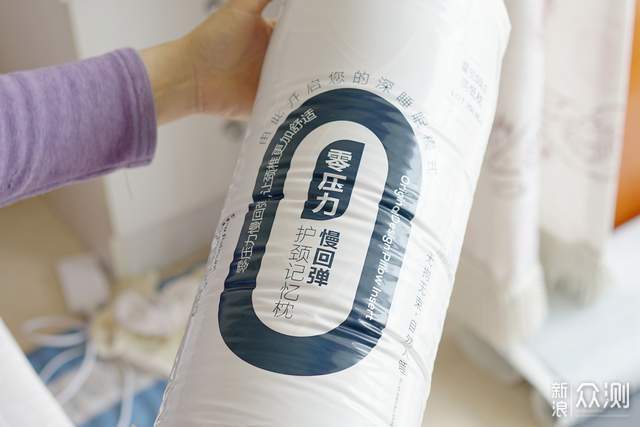 專為伏案黨、低頭族設計的枕頭，邊睡覺邊養護_新浪眾測