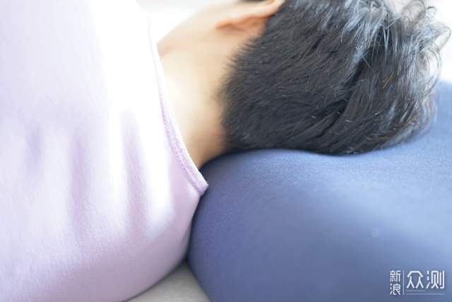 專為伏案黨、低頭族設計的枕頭，邊睡覺邊養護_新浪眾測