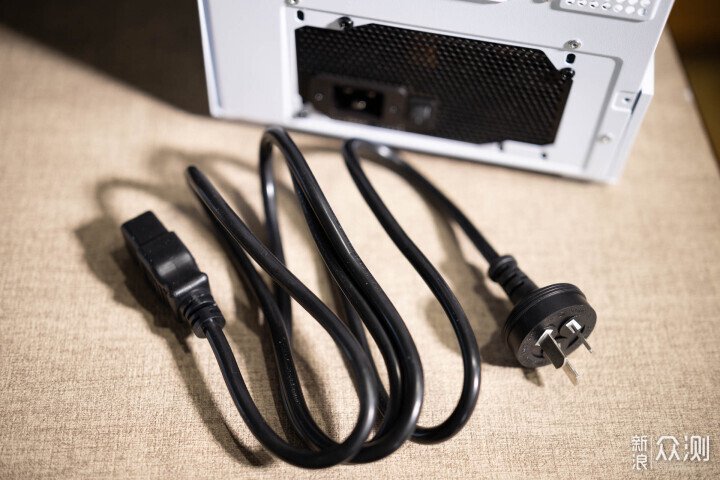 微星旗艦級電源MPG Ai1300TS PCIE5月神分享_新浪眾測