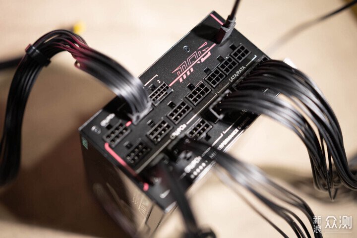 微星旗艦級電源MPG Ai1300TS PCIE5月神分享_新浪眾測