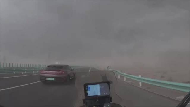 骑士摩旅遇沙尘暴 过路轿车默默减速帮挡风近20分钟