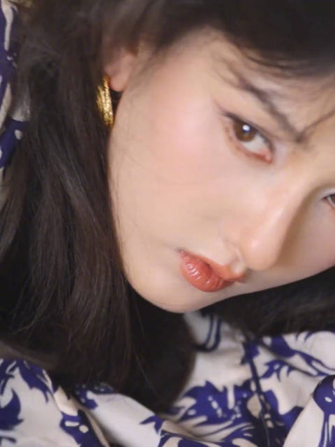 宋祖儿复古大片释出，慵懒发丝演绎迷人女郎
