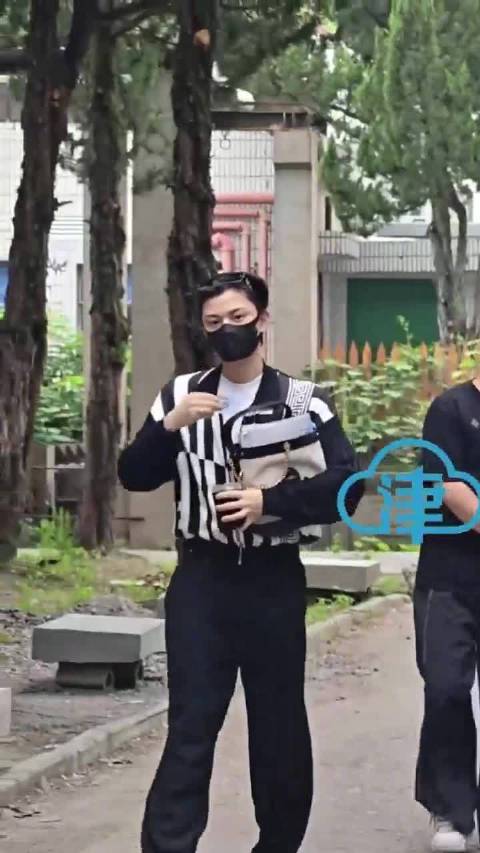 丁禹兮片场为粉丝喷香水笑容满面