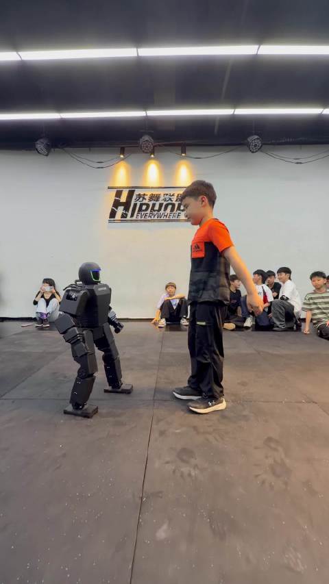 苏州机器人鹿小明领舞街舞，与小朋友互动引热潮