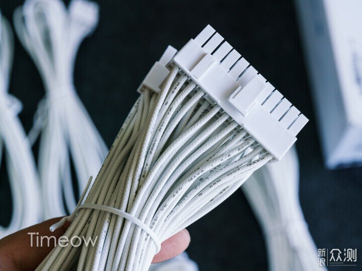 板卡廠電源？技嘉冰獵鷹白金1000PG5 ICE裝機_新浪眾測