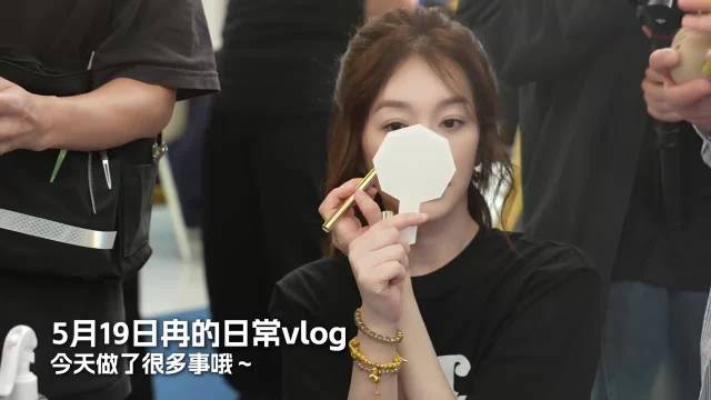 蛋挞养成了李小冉的全脂肚皮