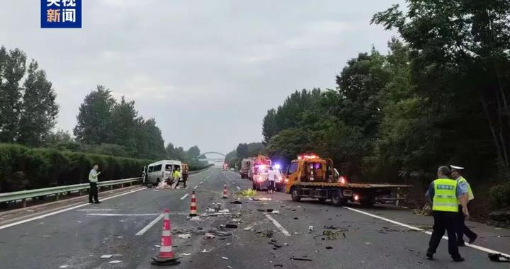 客车追尾货车致13人遇难，新华社调查：核载9人的车里塞了16个人，还有一辆电动自行车……