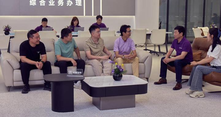 魏建军化身“产品专家”现身杭州和用户聊了啥？