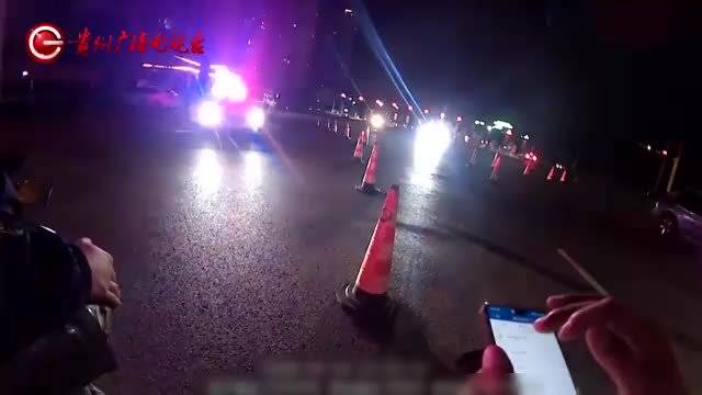 骑车上高速，遇民警撒谎——原来才过科目二