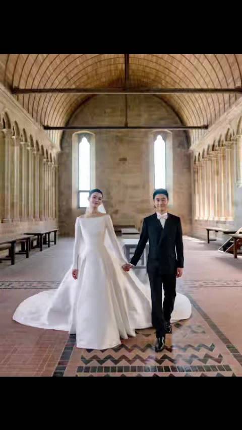 奚梦瑶何猷君晒法国婚礼照，全家合影谷爱凌点赞
