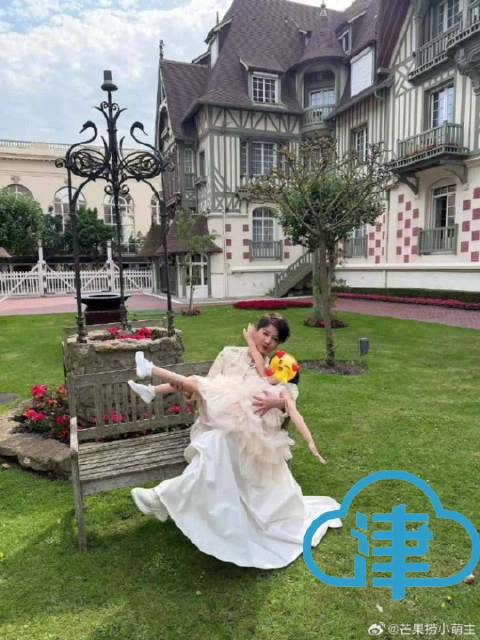 何猷君晒母亲梁安琪婚礼照，展露温柔奶奶形象