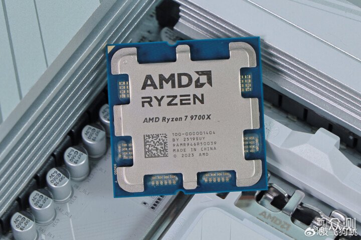 預算1W高顏值刀把主機：9700X+5060Ti+32G內存_新浪眾測