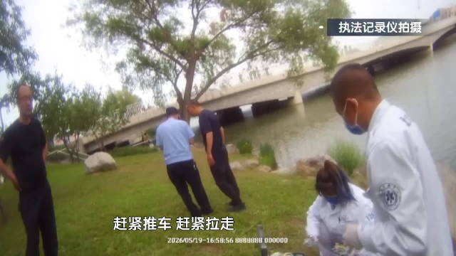 监狱民警不会游泳智救落水女子