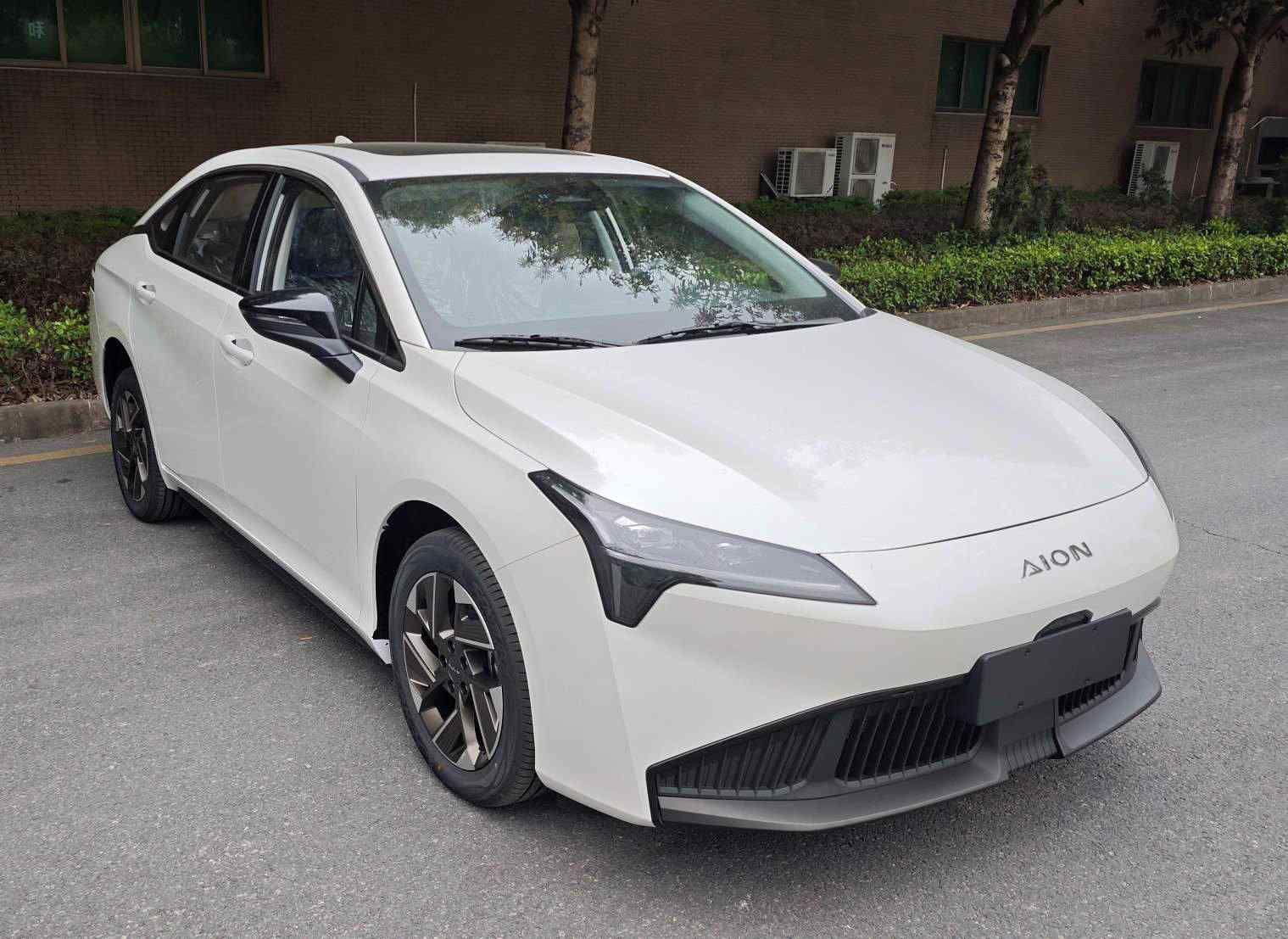 广汽埃安纯电动轿车新车申报：峰值功率100kW配磷酸铁锂 能否搅动家用纯电市场？