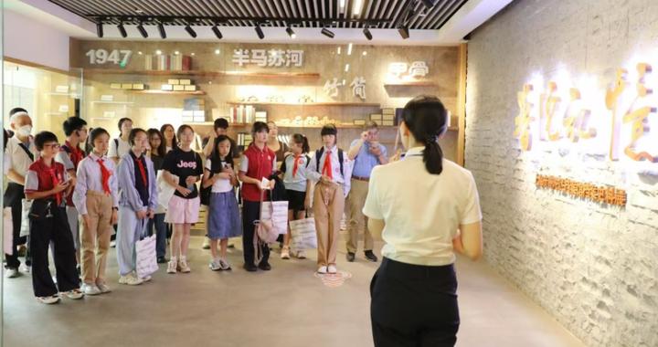 刘翔跑鞋、手绘海报、桥见变迁……普陀档案馆开放日让历史可触可感
