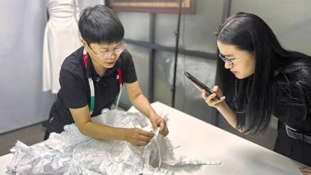 95后儿媳拍52岁婆婆测评女装火了