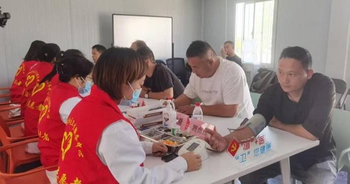 卡车不停歇，健康有人管：集卡司机有了“车轮边的家庭医生”