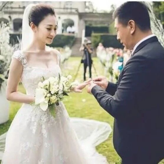 “曝李小冉徐佳宁离婚”冲上热搜，两人结婚已逾10年，目前双方均未回应