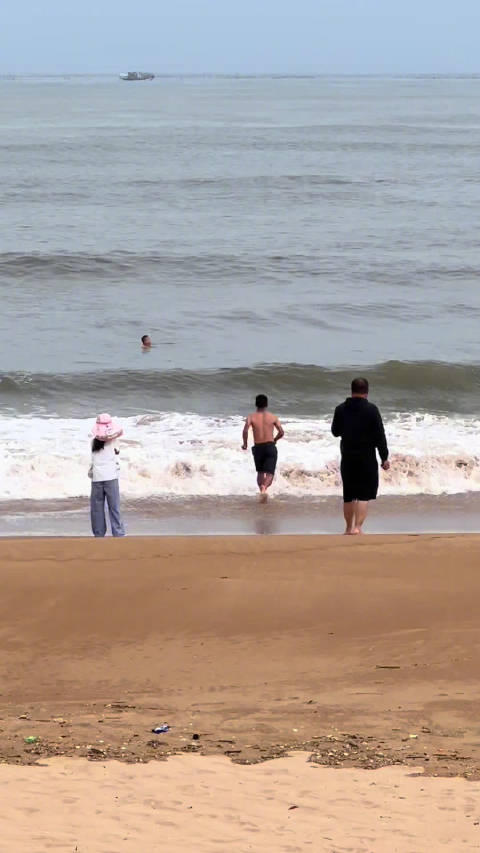 惊涛骇浪中两位大哥接力救人