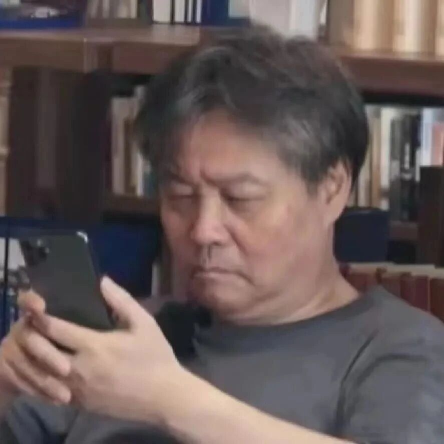 有人在卖余华亲笔签名书《活着》，余华在照片中辟谣称“假的”，网友玩梗“作者活着可以亲自打假”，余华点赞