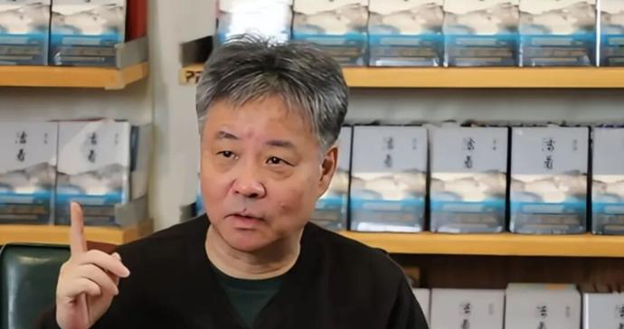 被推送自己的“亲笔签名书”，余华辟谣！网友评论：作者活着的好处就是可以亲自打假