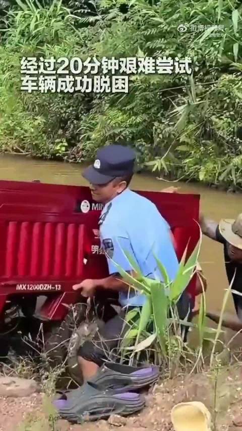 警民踏入齐腰水中救援侧翻摩托车