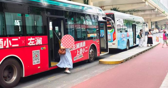 谁干的？！沪上公交站“神秘缩水”，市民直呼“太危险”！调查后，记者都懵了
