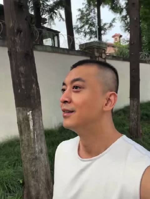 李佳航理发后被朋友说像郭德纲