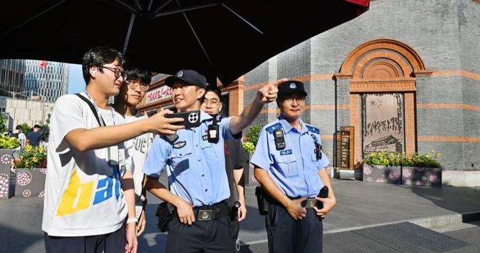烈日下,他们守护在兴业路上 烈日下,他们守护在兴业路上