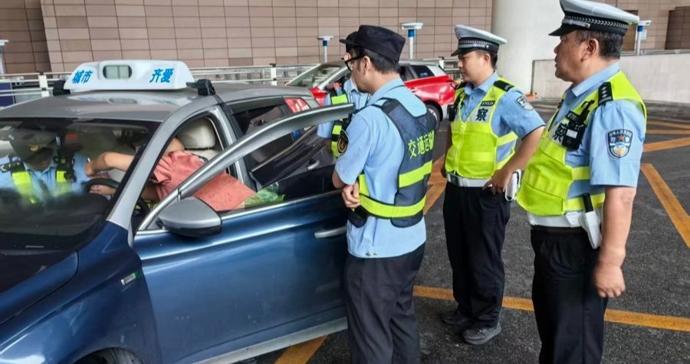 浦东机场区域出租车“黑屏”为由恶意甩客，司机被拘留