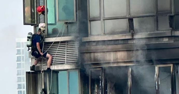 “我可能要死了!”女子被困火场几近绝望,消防员19楼索降生死营救 “我可能要死了!”女子被困火场几近绝望,消防员19楼索降生死营救