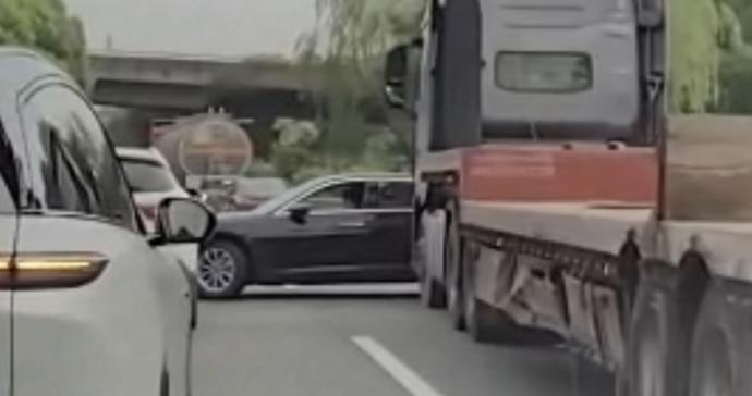 早高峰小客车强行加塞集卡车,危险! 早高峰小客车强行加塞集卡车,危险!