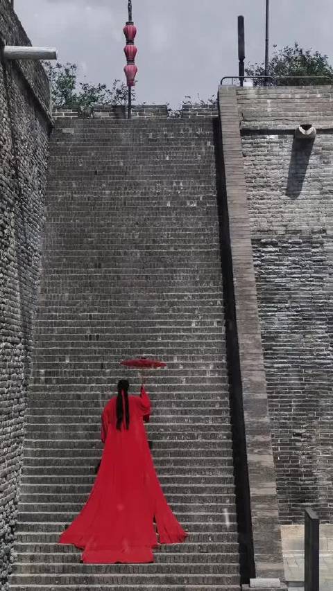 林依轮复刻白鹿周生如故登城墙名场面