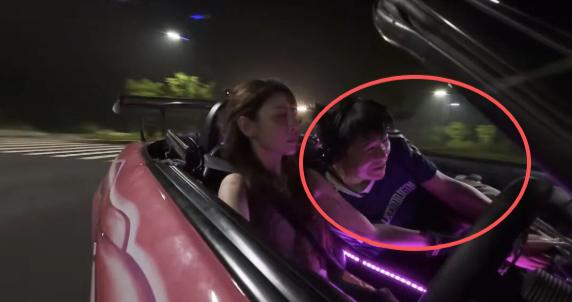 千万粉丝网红“痞幼”发飙车视频陷争议:副驾未系安全带被指违规,回应“封路拍摄”,网友不买账 千万粉丝网红“痞幼”发飙车视频陷争议:副驾未系安全带被指违规,回应“封路拍摄”,网友不买账