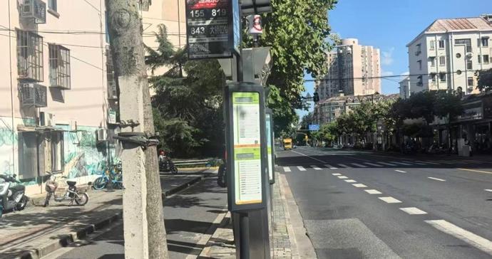 烈日下苦等近40分钟 公交站台“光秃秃”盼遮阳 烈日下苦等近40分钟 公交站台“光秃秃”盼遮阳