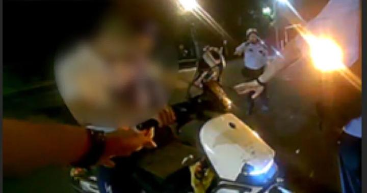 男子深夜街头“飙”电动车，闯了红灯还撞上巡逻警车，神色慌张急于开溜，最终暴露了“偷车贼”身份