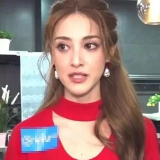 女星陈凯琳带3个儿子看《蜘蛛侠》被观众淋奶油：孩子说话打闹，还不小心踢到前排座椅，本人道歉：以后会多注意，已报警备案