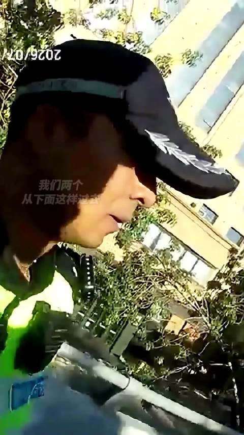 交警巧借公交车救下轻生女子